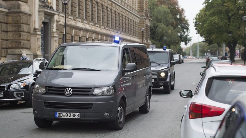 Un auto policial traslada al sospechoso terrorista sirio Jaber Albakr a su llegada a un tribunal en Dresde,&nbsp;Alemania, este lunes 10 de octubre de 2016. La Policía de Sajonia detuvo al joven refugiado sirio tras hallarse en su domicilio en Chemnitz (e