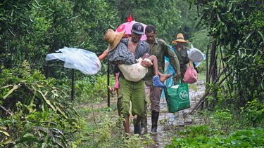 Los residentes se autoevacúan bajo una lluvia torrencial desde Playa Siboney hacia lugares seguros ante la llegada del huracán Melissa, en Santiago de Cuba, Cuba, el 28 de octubre de 2025.
