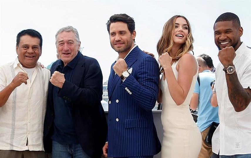 El boxeador panameño Roberto Durán, el actor estadounidense Robert de Niro, el venezolano Édgar Ramírez, la cubana Ana de Armas y el estadounidense Usher posan durante la presentación de la película Mano de Piedra (EFE)