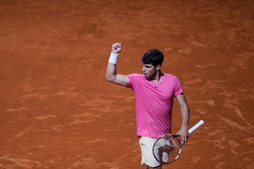 El español Carlos Alcaraz festeja durante un encuentro ante el serbio Laslo Djere, en el Abierto de Argentina, el miércoles 15 de febrero de 2023, en Buenos Aires&nbsp;