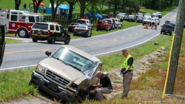 Autoridades trabajan en el sitio de un accidente mortal luego de que un autobús con trabajadores agrícolas a bordo chocó contra una camioneta en una autopista cercana a Dunnellon, Florida, el martes 14 de mayo de 2024.