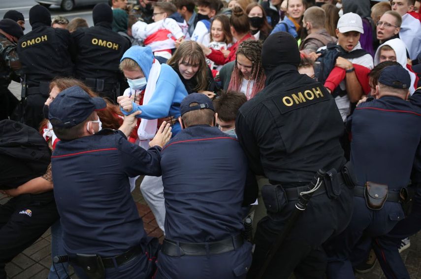 Agentes de la polic&iacute;a detienen a estudiantes durante una protesta en Minsk, Bielorrusia, el martes 1 de septiembre de 2020.&nbsp;