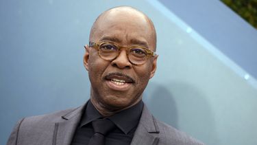 En esta foto del 19 de enero del 2020, Courtney B. Vance llega a la ceremonia de los Premios SAG en Los Angeles. Netflix cancel&oacute; su participaci&oacute;n en el festival South by Southwest debido a las preocupaciones en torno al coronavirus. El servicio de streaming ten&iacute;a previsto presentar la pel&iacute;cula Uncorked, con Vance, y cuatro documentales.