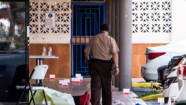 Se ve un cadáver cerca de las puertas de un salón de banquetes que fue alquilado para un concierto después de que tres hombres armados mataron a dos personas e hirieron al menos a 20 personas en un área cercana a Hialeah, el 30 de mayo de 2021&nbsp; &nbsp; &nbsp; &nbsp;