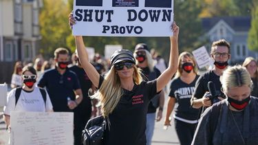 Paris Hilton encabeza una protesta en una escuela el viernes 9 de octubre de 2020, en Provo, Utah.&nbsp;