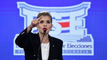 La candidata presidencial de Costa Rica, Laura Fernández, del partido Pueblo Soberano, habla durante un debate en el Tribunal Supremo de Elecciones (TSE) en San José, Costa Rica, el 11 de enero de 2026.