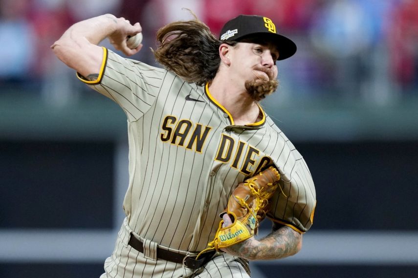 Mike Clevinger, de los Padres de San Diego, realiza un lanzamiento en el cuarto juego de la Serie de Campeonato de la Liga Nacional ante los Filis de Filadelfia, el 22 de octubre de 2022.