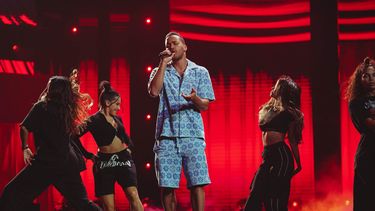 El ídolo de la bachata Romeo Santos ensaya su actuación en Premios Juventud 2022.