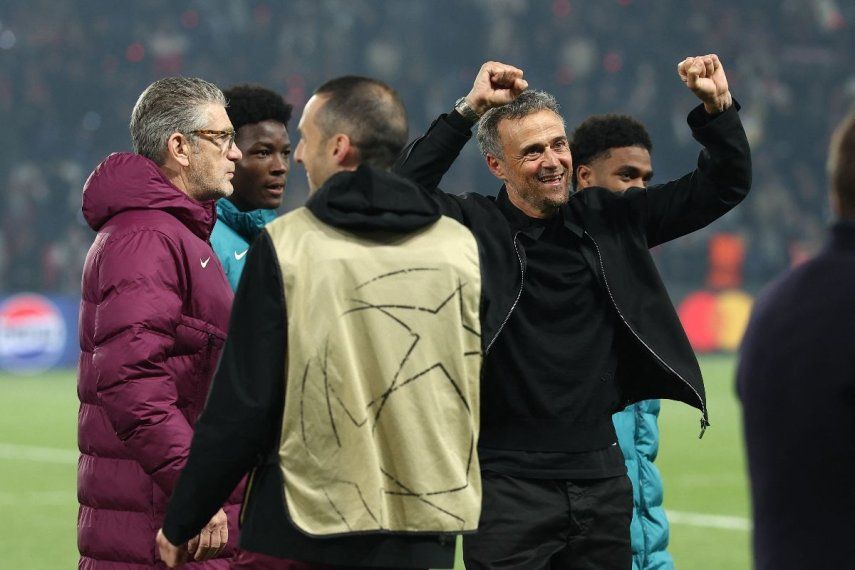El entrenador español del Paris Saint-Germain, Luis Enrique (d), celebra la victoria de su equipo al final del partido de vuelta de las semifinales de la UEFA Champions League entre el Paris Saint-Germain (PSG) y el Arsenal en el estadio Parc des Princes de París, el 7 de mayo de 2025.&nbsp;