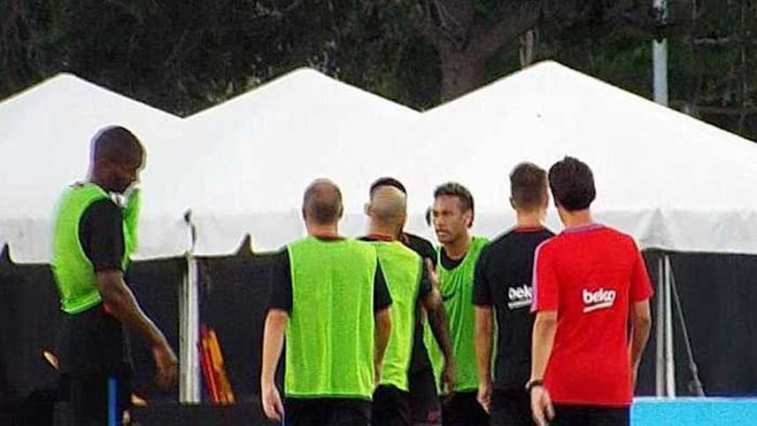 El episodio alimenta los rumores sobre la salida del delantero brasileño del equipo catalán.