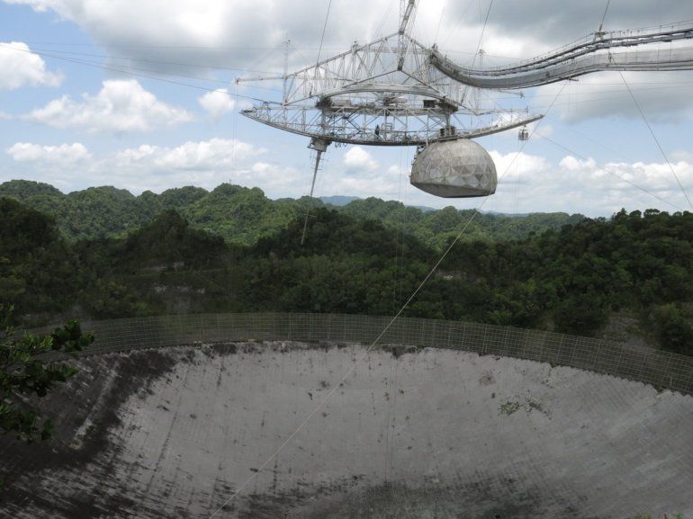  En esta fotografía del 13 de julio de 2015 se muestra el radiotelescopio más grande del mundo en el Observatorio de Arecibo, en Arecibo, Puerto Rico. 