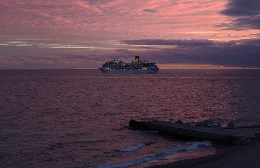 Imagen referencial de un crucero cerca de una playa.&nbsp;