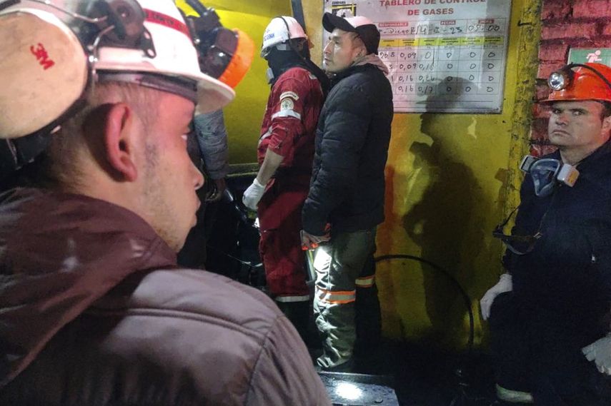 Esta fotografía distribuida por el Departamento de Bomberos de Cundinamarca muestra a los bomberos rescatando a un minero luego de una explosión en una mina de carbón en el municipio de Sutatausa en el departamento de Cundinamarca, Colombia, el 15 de marzo de 2023