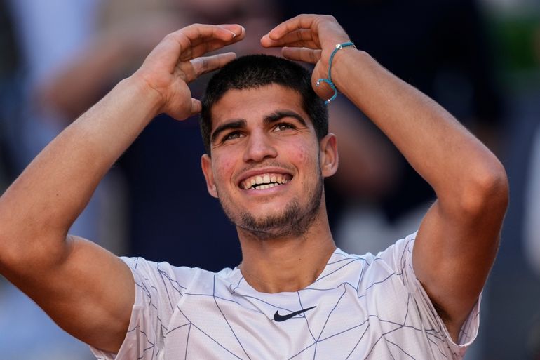 Carlos Alcaraz celebra tras derrotar a Rafael Nadal en el Abierto de Madrid
