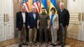 Esta fotografía tomada y publicada por el servicio de prensa presidencial de Ucrania muestra al presidente de Ucrania, Volodymyr Zelensky (centro), posando con el senador John Barrasso (izquierda), el líder de la minoría del Senado, Mitch McConnell (segundo a la izquierda), la senadora estadounidense Susan Collins (segundo a la derecha) y el senador estadounidense. John Cornyn (R) como parte de una delegación de la cámara alta del Congreso de los EE. UU. en una visita diplomática a Kiev el 14 de mayo de 2022.  