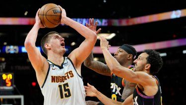 El serbio Nikola Jokic dispara por los Nuggets de Denver frente a Landry Shamet (derecha) y Torrey Craig, de los Suns de Phoenix, en el sexto duelo de la semifinal de la Conferencia Oeste, el jueves 11 de mayo de 2023. El dos veces MVP de la NBA se enfrentará a LeBron James y sus Lakers de Los Ángeles en la FInal de Conferencia