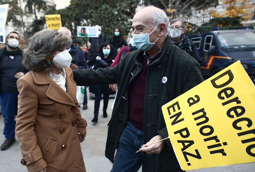 Simpatizantes de la ley que legaliza la eutanasia en España muestran su aprobación.