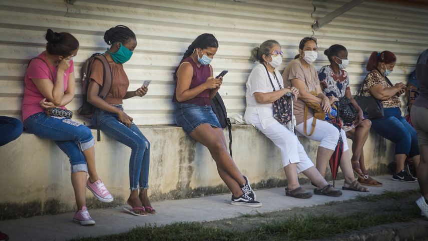 &nbsp;Mujeres en cola para comprar productos con d&oacute;lares estadounidenses en una tienda en La Habana el 20 de julio de 2020.&nbsp;