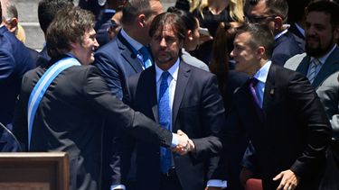 Daniel Noboa, presidente de Ecuador, durante la investidura de Javier Milei (izquierda) 