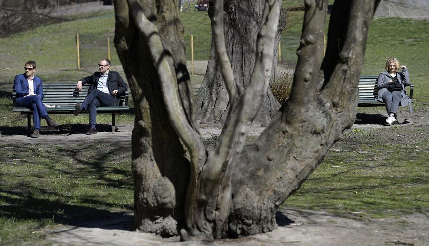 Unas personas se asolean en el parque Humlegarden, en Estocolmo, Suecia, el 22 de abril de 2020.&nbsp;