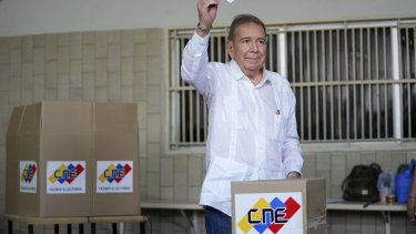 El candidato presidencial de la oposición, Edmundo González, muestra su papeleta mientras ejerce su voto en las elecciones presidenciales en Caracas, Venezuela, el domingo 28 de julio de 2024.&nbsp;