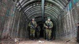 Soldados israelíes en un túnel que, según el ejército, Hamás utilizó para atacar el cruce de Erez en el norte de la Franja de Gaza, el viernes 15 de diciembre de 2023.&nbsp;