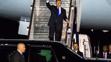 El presidente Donald Trump desciende del Air Force One a su llegada a la Base Aérea de Paya Lebar en Singapur el 10 de junio de 2018.