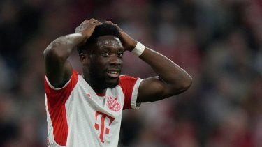 Alphonso Davies del Bayern Múnich durante el partido contra Friburgo en la Bundesliga, el 8 de octubre de 2023, en Múnich.