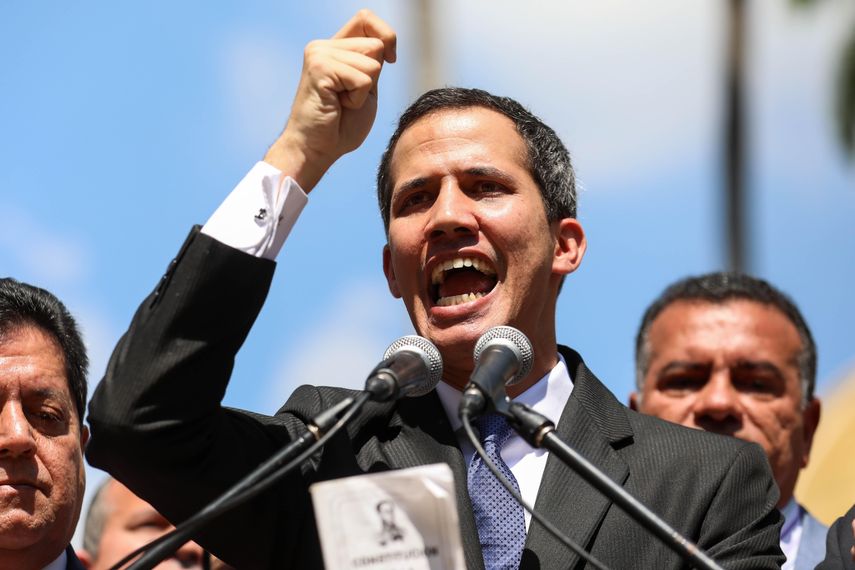 Juan Guaidó asumió la presidencia ante la multitud congregada este 23 de enero.