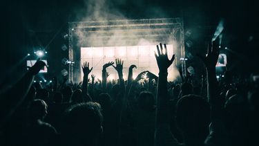 Policía interrumpe en Francia macrofiesta de 400 personas