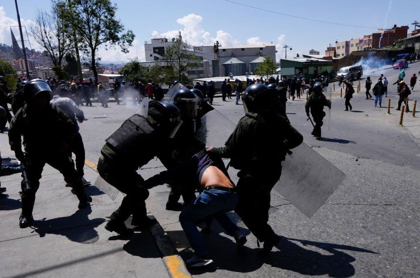 La policía detiene a un manifestante durante una huelga del transporte público por la escasez de combustible en La Paz, Bolivia, el miércoles 23 de octubre de 2024.&nbsp; &nbsp;