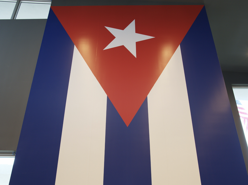 Entre historia y recuerdo: la gran bandera cubana ondea en el Museo de la Brigada 2506.