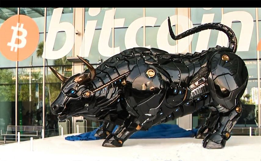 Estatua de un toro en forma de robot, de 11 pies (tres metros), que la firma Bartleman pagó y parece emular una pieza similar que existe en Wall Street.