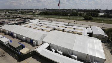Esta fotograf&iacute;a muestra las Instalaciones de Audiencia del programa Protocolos para Protecci&oacute;n de Migrantes, unos tribunales nuevos instalados en carpas, ubicadas a lo largo del R&iacute;o Bravo (Grande), en Laredo, Texas.