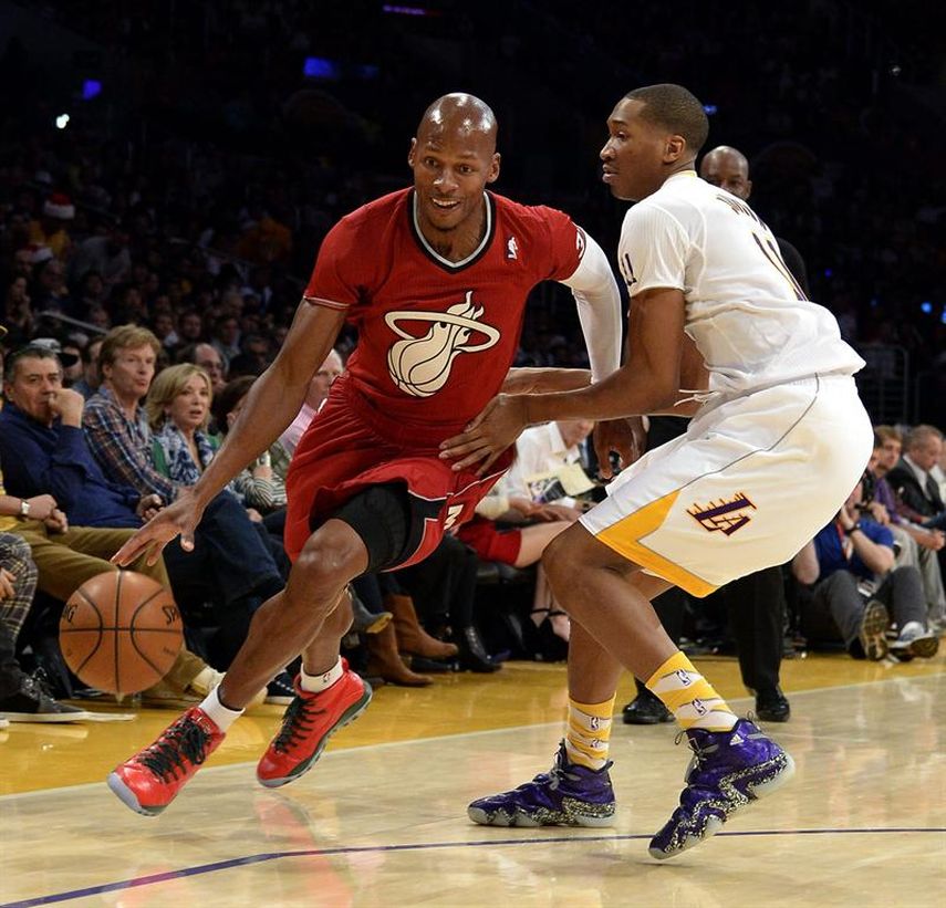 El jugador de Miami Heat, Ray Allen (i), disputa un balón con el jugador de Los Angeles Lakers, Wesley Johnson (d), hoy, miércoles 25 de diciembre de 2013, durante la primera mitad del juego de la NBA en el estadio Staples Center de Los Angeles. (EFE)