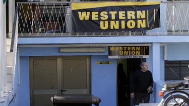 Un hombre sale de una oficina de la Western Union en La Habana, Cuba.