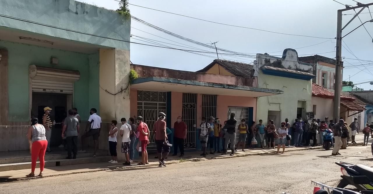 Cola para un cajero automático en Cuba Cola para un cajero automático en Cuba