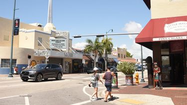 Vista parcial de una céntrica esquina en Calle 8, en la barriada de La Pequeña Habana.