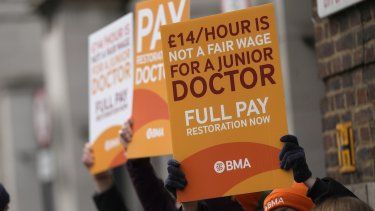 Médicos de inicio de carrera muestran pancartas mientras realizan un paro de labores afuera del Hospital Santa María, en Londres, Inglaterra, el martes 14 de marzo de 2023.&nbsp;