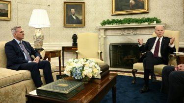 El presidente de la Cámara de Representantes, Kevin McCarthy, y Joe Biden.
