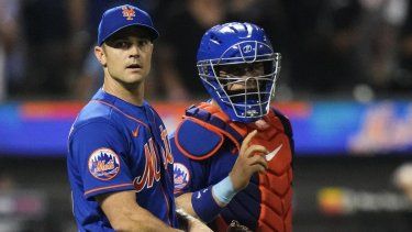 El relevista de los Mets de Nueva York, David Robertson, a la izquierda, habla con el receptor Francisco Álvarez después de un partido de béisbol contra los Medias Blancas de Chicago el martes 18 de julio de 2023 en Nueva York.  Los Mets ganaron 11-10.  El derecho ahora lanzará para los Marlins de Miami 
