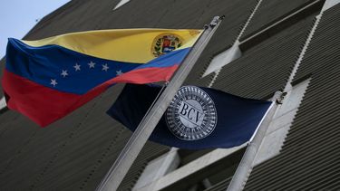Bandera de Venezuela junto a la bandera del Banco Central del país.