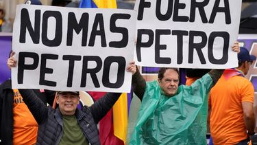 Militares retirados llevan carteles de rechazo a Gustavo Petro en protesta por reformas iniciadas por su gobierno en la plaza de Bolívar de Bogotá, Colombia, el miércoles 19 de julio de 2023.