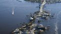 El puente que lleva de Fort Myers a Pine Island, Florida, se ve muy dañado tras el huracán Ian, el sábado 1 de octubre de 2022. Debido a los daños, la isla sólo es accesible por barco o por aire. 