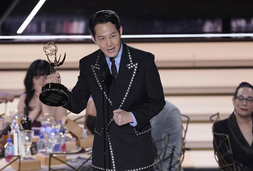 El actor sudcoreano Lee Jung-jae recibe el Emmy a mejor actor en una serie de drama por Squid Game en la 74a entrega de los Premios Emmy el lunes 12 de septiembre de 2022 en el Teatro Microsoft en Los Angeles.&nbsp;