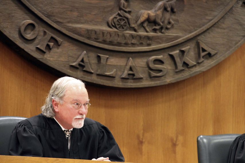 El juez de la Corte Suprema de Alaska Craig Stowers escucha el mi&eacute;rcoles 9 de octubre de 2019, los argumentos en una demanda que afirma que la pol&iacute;tica del estado en torno a los combustibles f&oacute;siles perjudica el derecho constitucional de los j&oacute;venes de la entidad a un clima seguro.&nbsp;