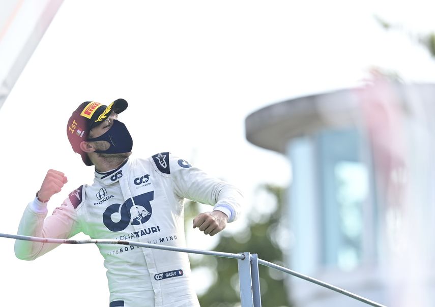 El piloto de AlfaTauri Pierre Gasly de Francia celebra en el podio despu&eacute;s de ganar el Gran Premio de F&oacute;rmula&nbsp;1 en el circuito de Monza en Monza, Italia, el domingo 6 de septiembre de 2020&nbsp;