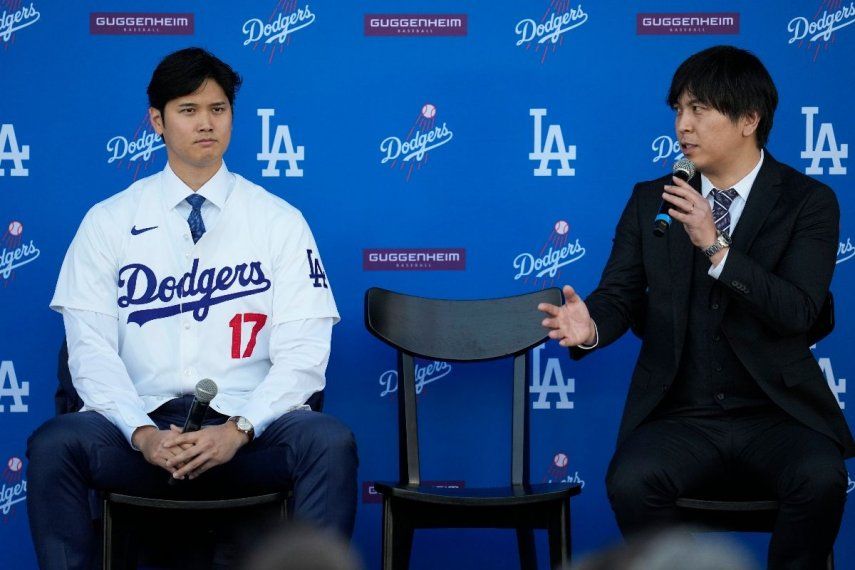 Foto del 14 de diciembre del 2023, el jugador de los Dodgers de Los Ángeles Shohei Ohtani y su intérprete Ippei Mizuhara responden preguntas durante la conferencia de prensa. El miércoles 20 de marzo del 2024, despiden a Mizhurana por acusaciones de apuestas ilegales y robo.&nbsp;