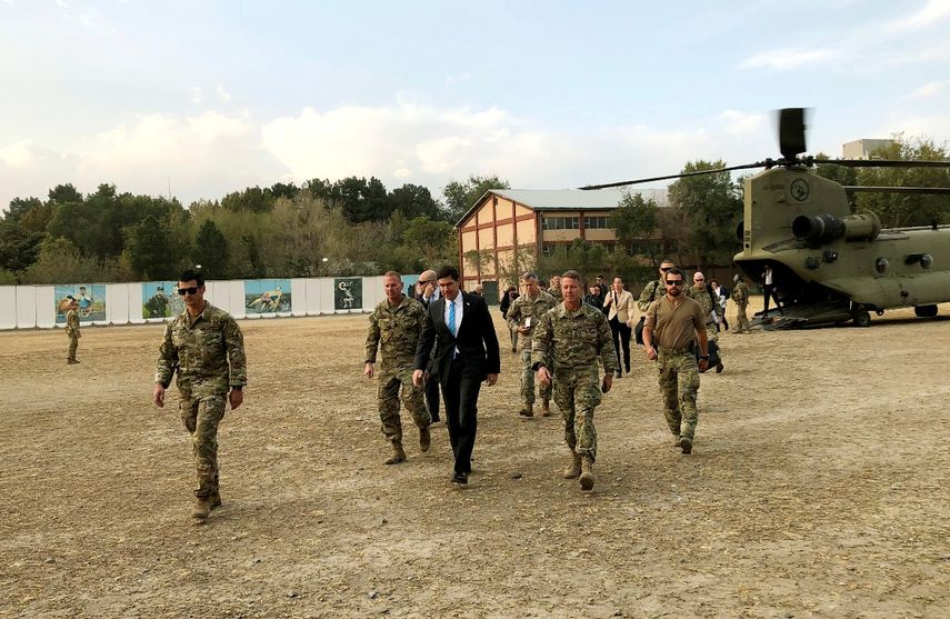 El secretario de Defensa de Estados Unidos, Mark Esper (centro), camina con soldados estadounidenses en Kabul, Afganist&aacute;n, el domingo 20 de octubre de 2019