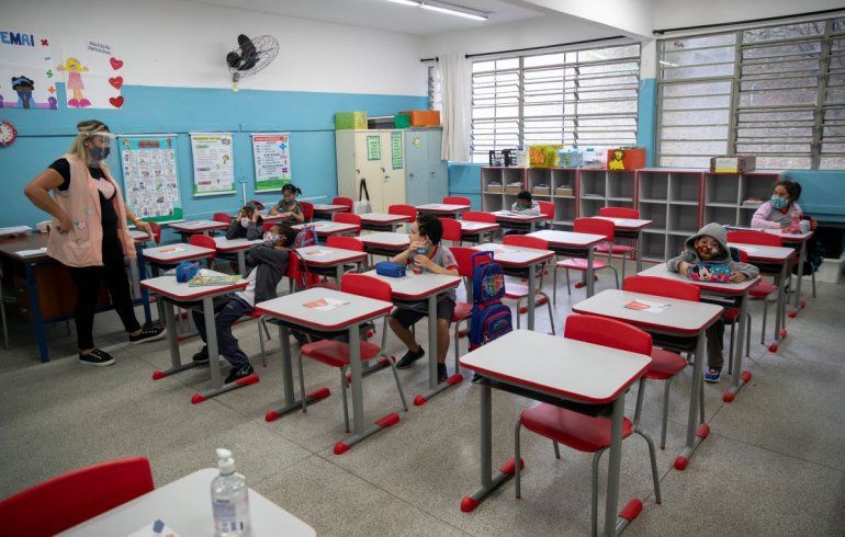 Estudiantes regresan a clases sin condiciones en Venezuela
